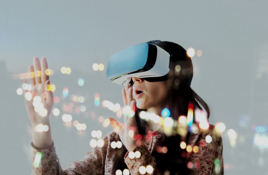 woman using vr